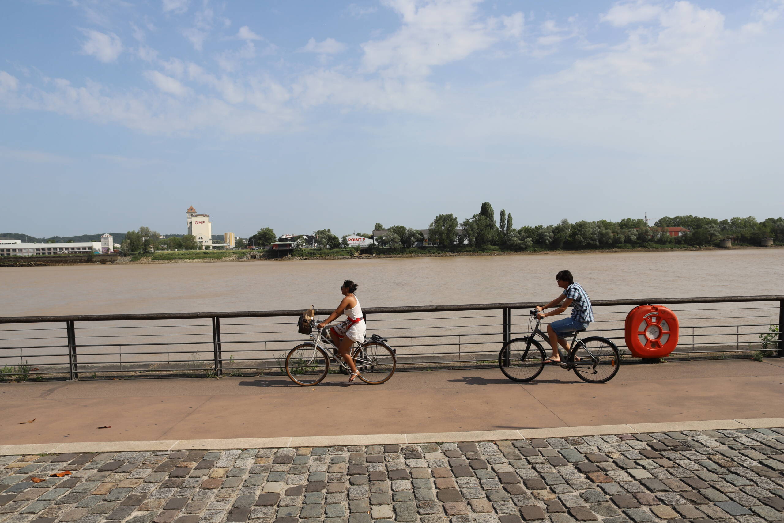A Delightful Bike Ride Along the Garonne River in Bordeaux