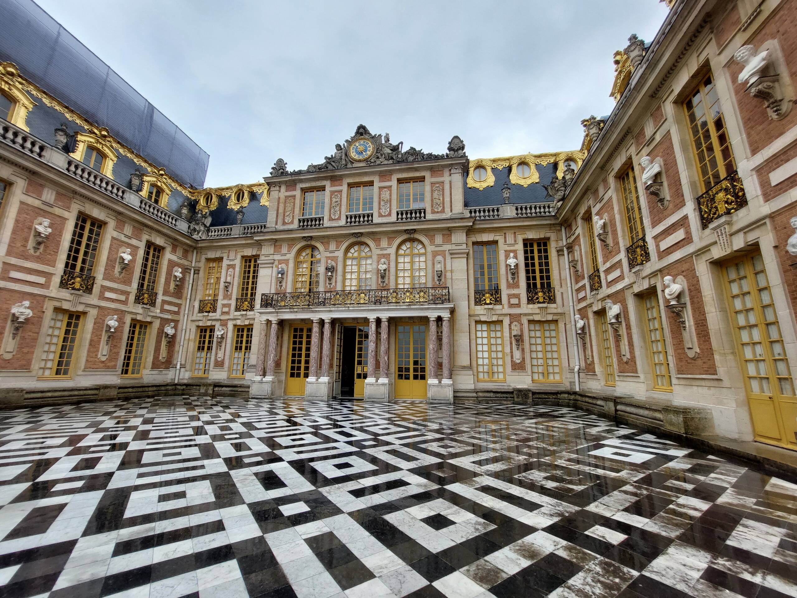 Versailles Courtyard: Where Grandeur Meets Geometry