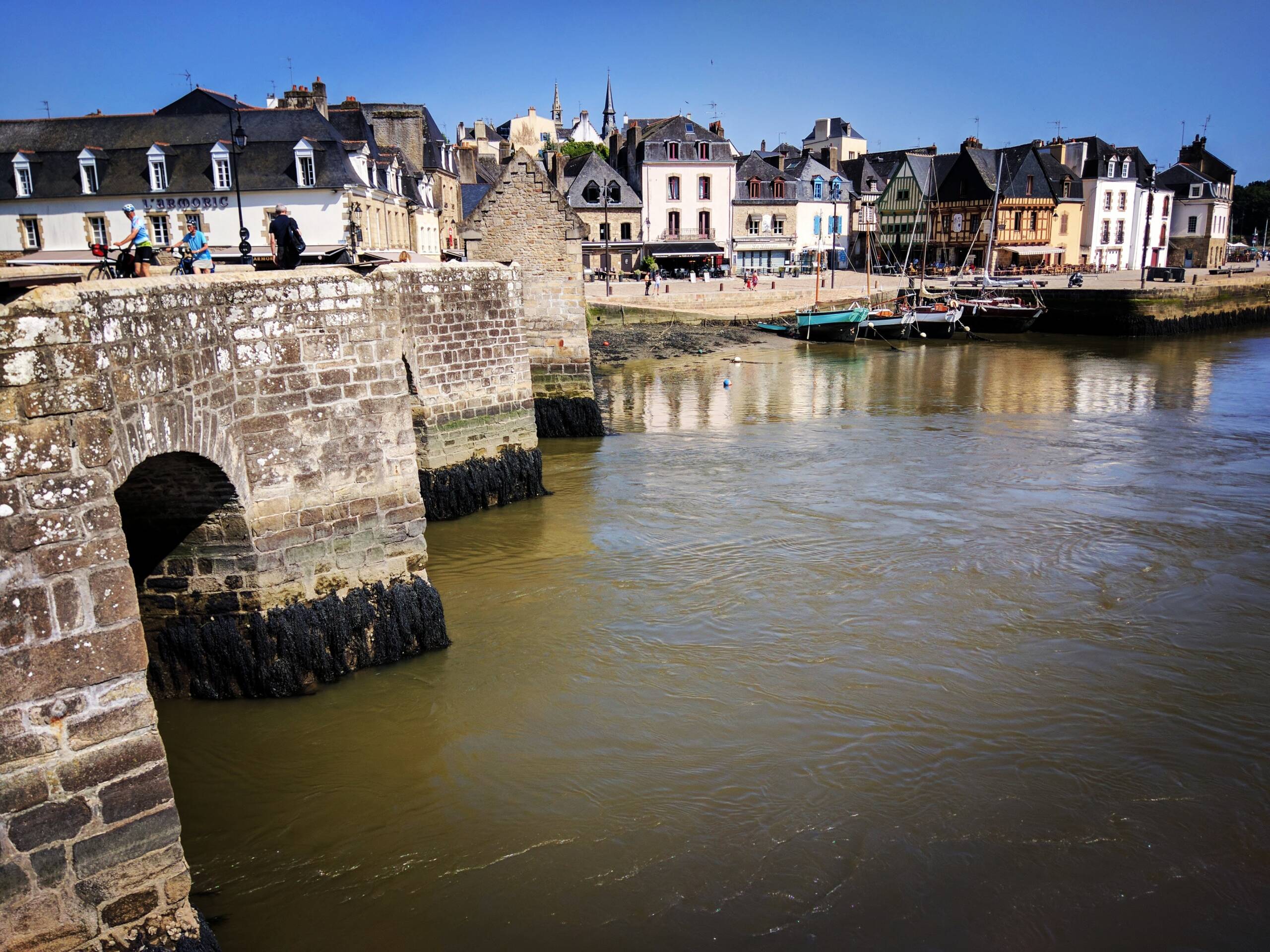 Saint-Goustan: The Old Port Quarter Hiding Under Auray's Stone Bridge